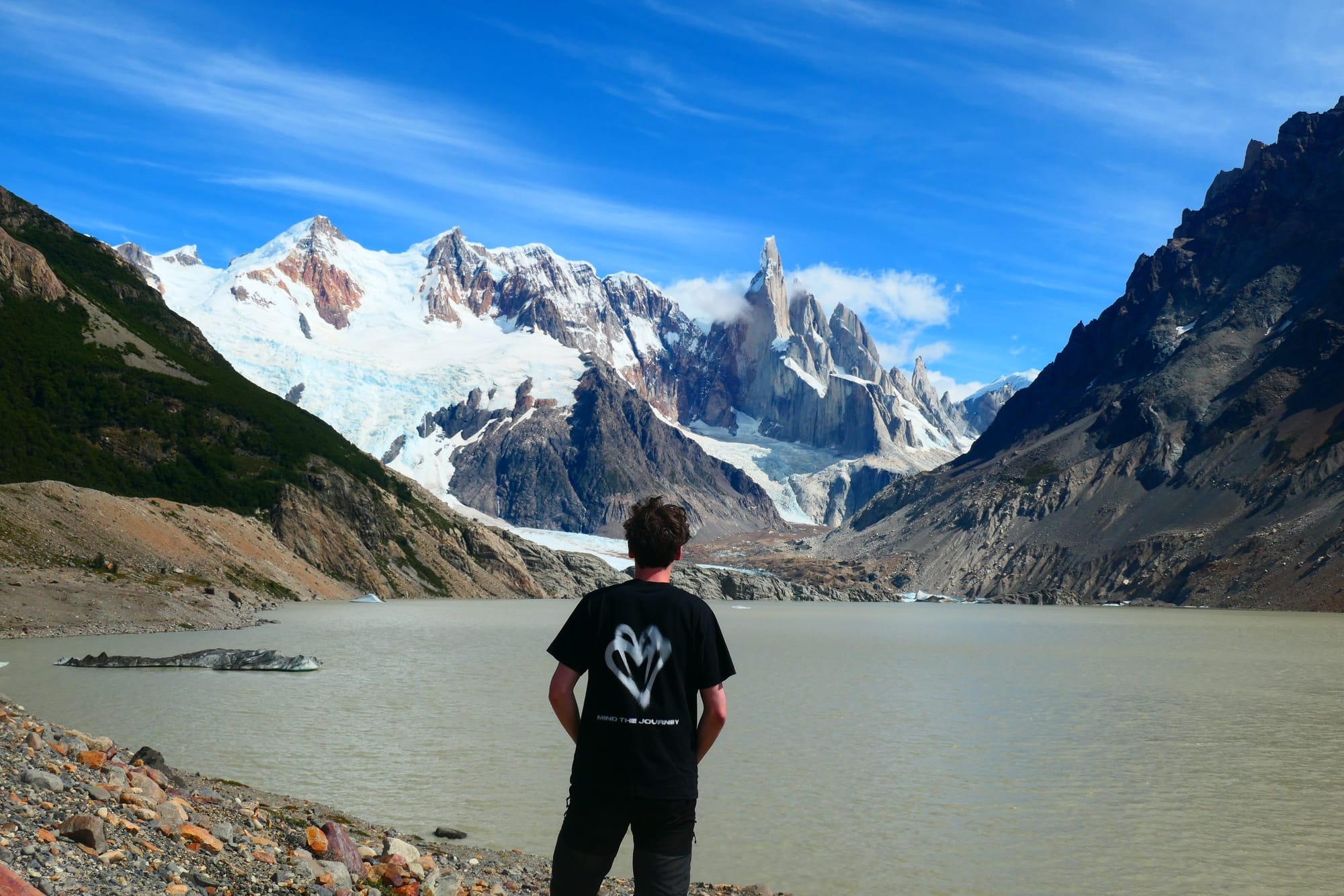 Marcheur seul face au Cerro Torre et à sa lagune, Patagonie argentine