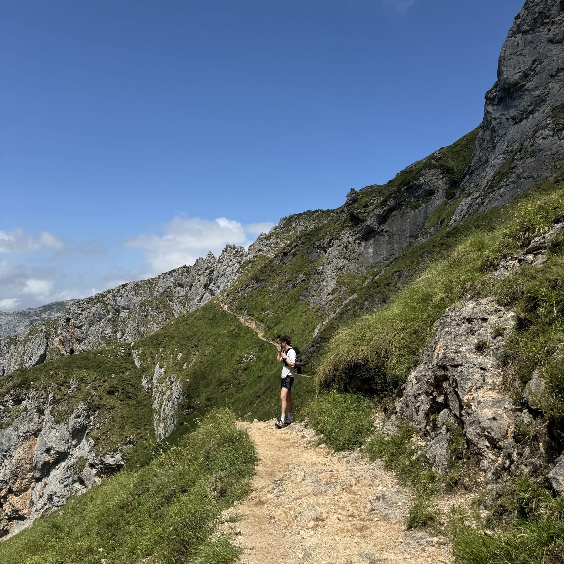 Coureur sur un sentier de balcon des Picos de Europa, Espagne